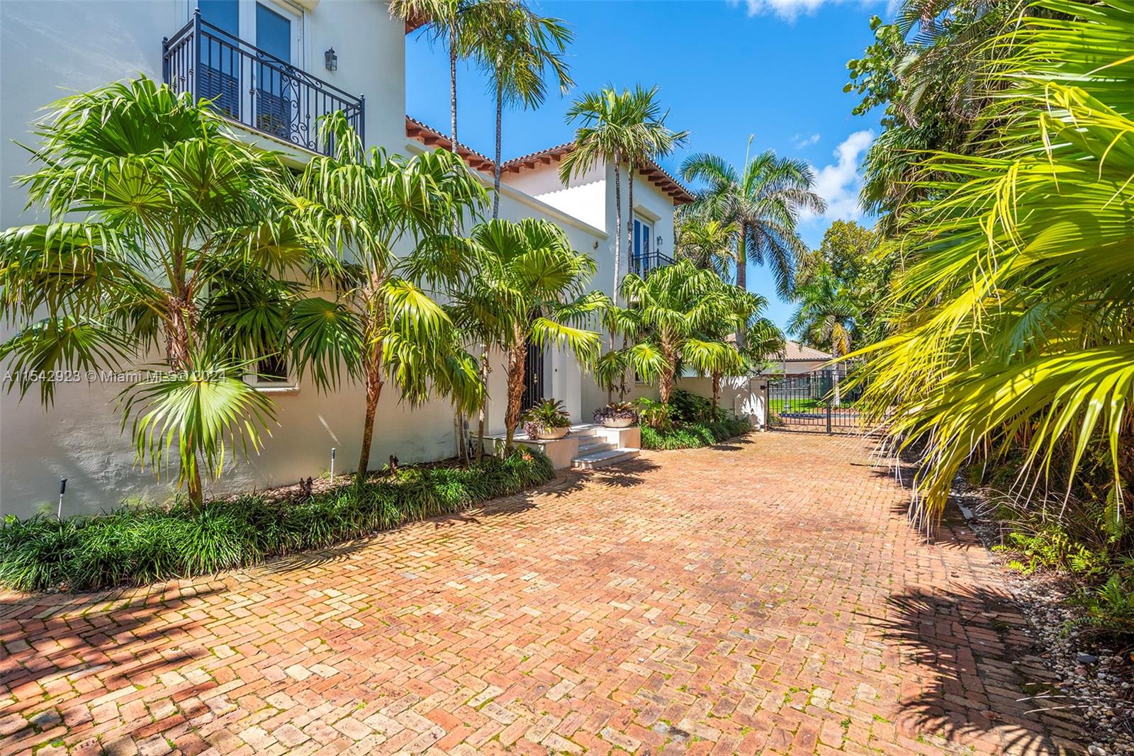 296 Ocean Blvd, Golden Beach, FL, 33160 United States, 6 Bedrooms Bedrooms, ,6 BathroomsBathrooms,Residential,For Sale,Ocean Blvd,A11542923