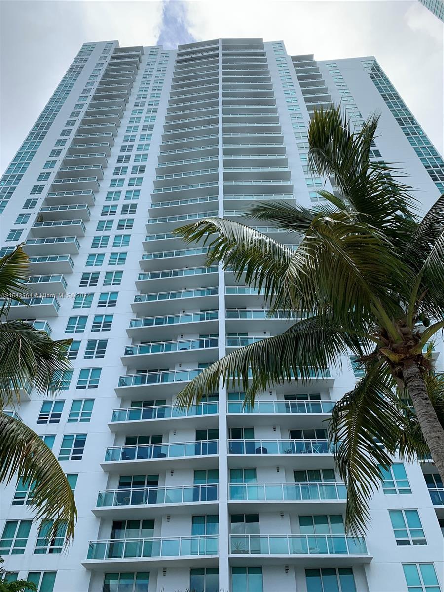 UNIQUE 2 master bedrooms with private bathroom + half bathroom. LOCATION: Heart of Brickell! Amazing amenities! Water, cable and basic internet included in the rental price!!! GREAT Living Area 1,289 SQFT