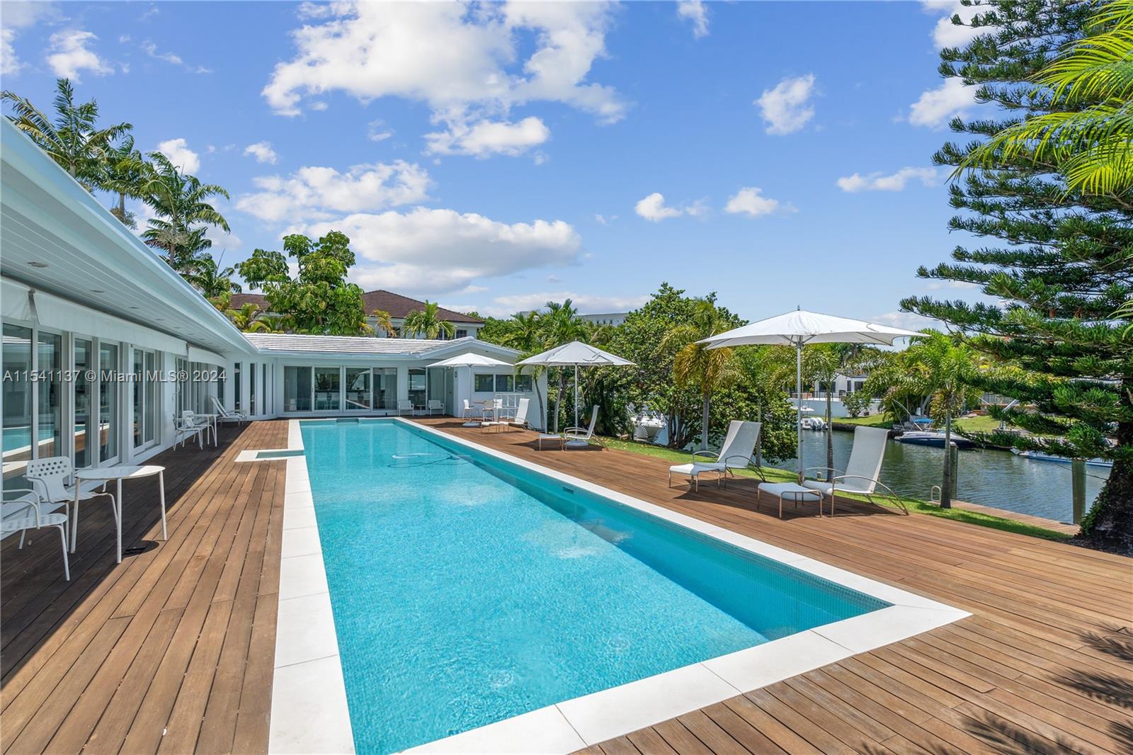 Pool & Deck Dinning View