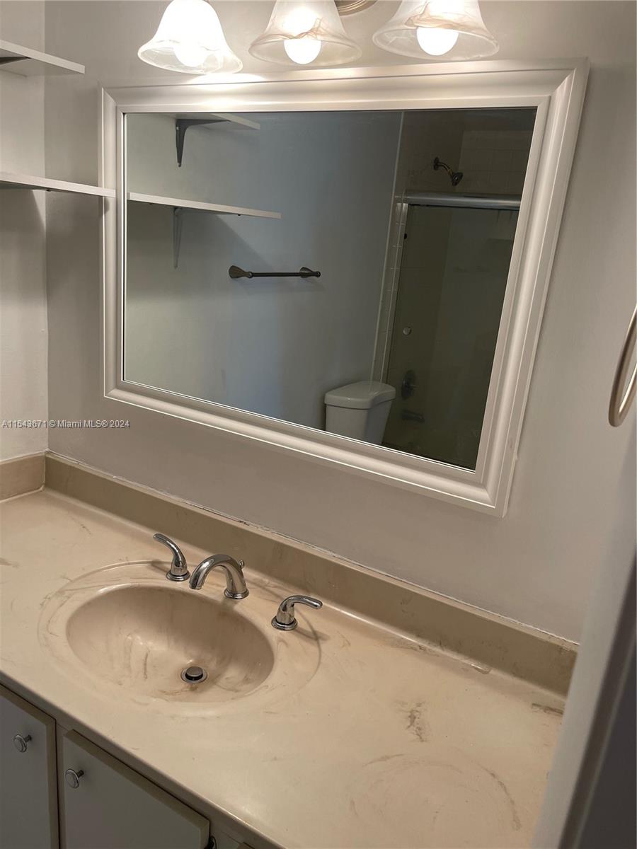 919 Hillcrest Dr 210, Hollywood, Florida 33021, 2 Bedrooms Bedrooms, ,2 BathroomsBathrooms,Residentiallease,For Rent,919 Hillcrest Dr 210,A11543671