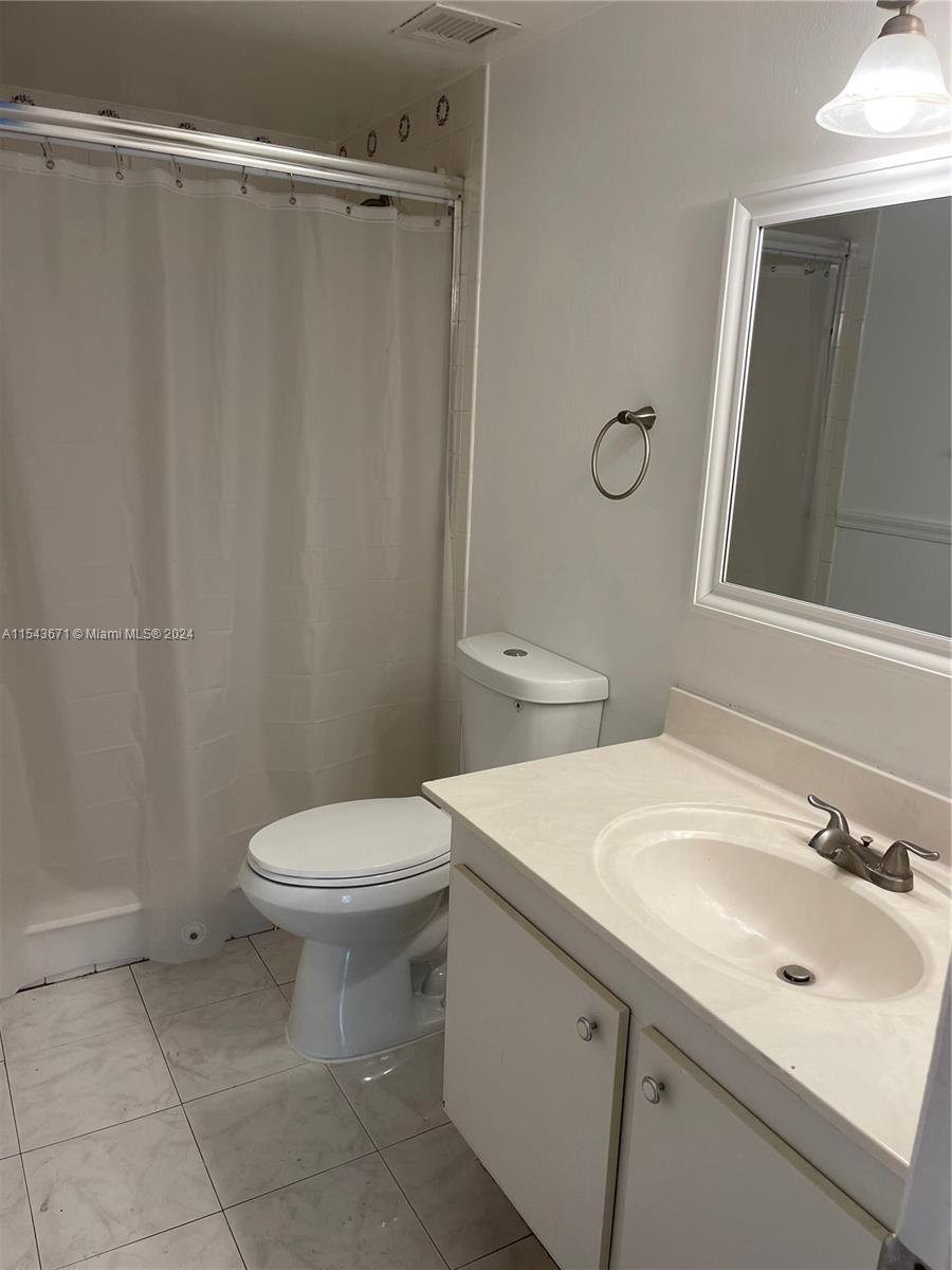 919 Hillcrest Dr 210, Hollywood, Florida 33021, 2 Bedrooms Bedrooms, ,2 BathroomsBathrooms,Residentiallease,For Rent,919 Hillcrest Dr 210,A11543671