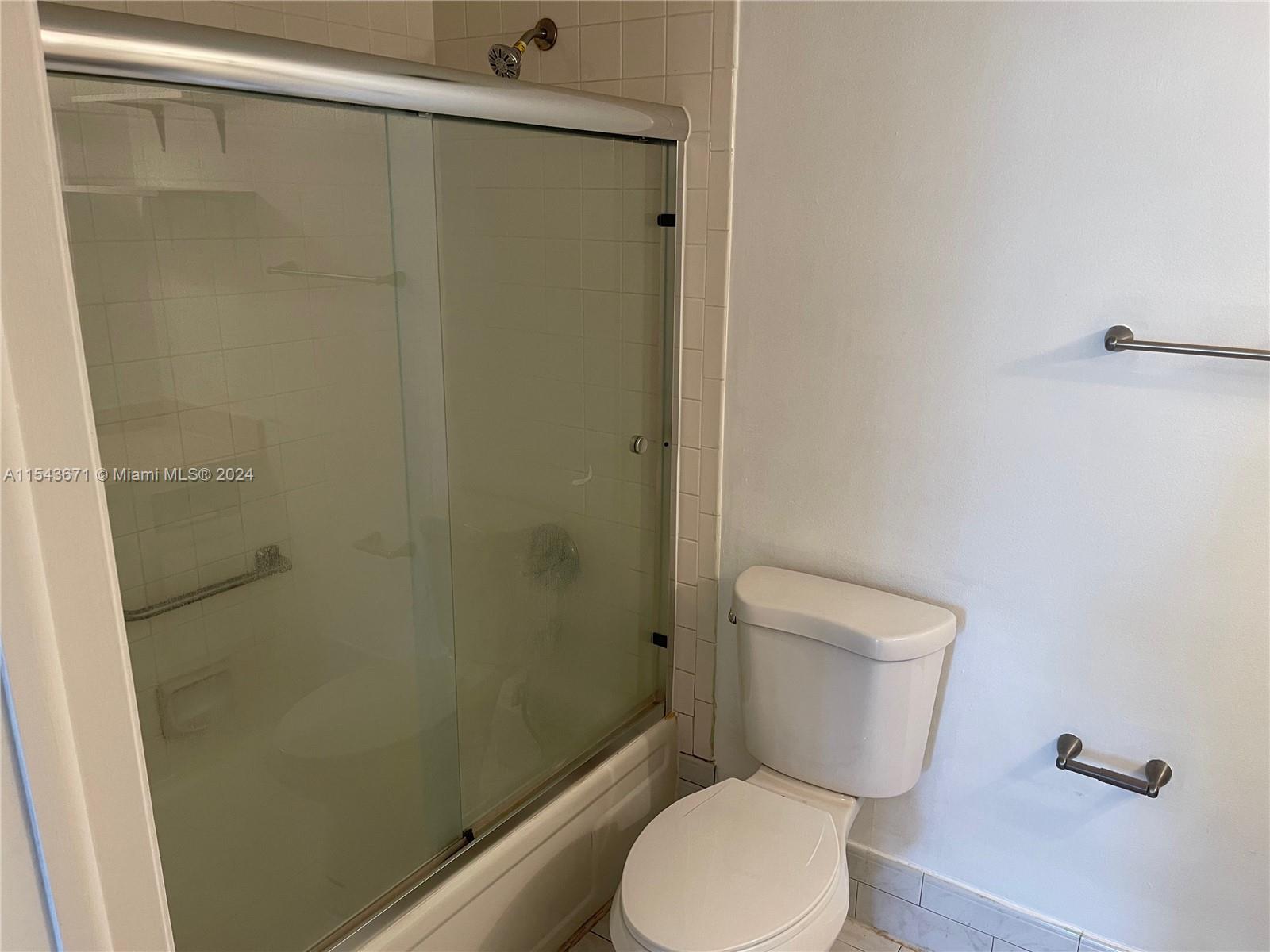 919 Hillcrest Dr 210, Hollywood, Florida 33021, 2 Bedrooms Bedrooms, ,2 BathroomsBathrooms,Residentiallease,For Rent,919 Hillcrest Dr 210,A11543671