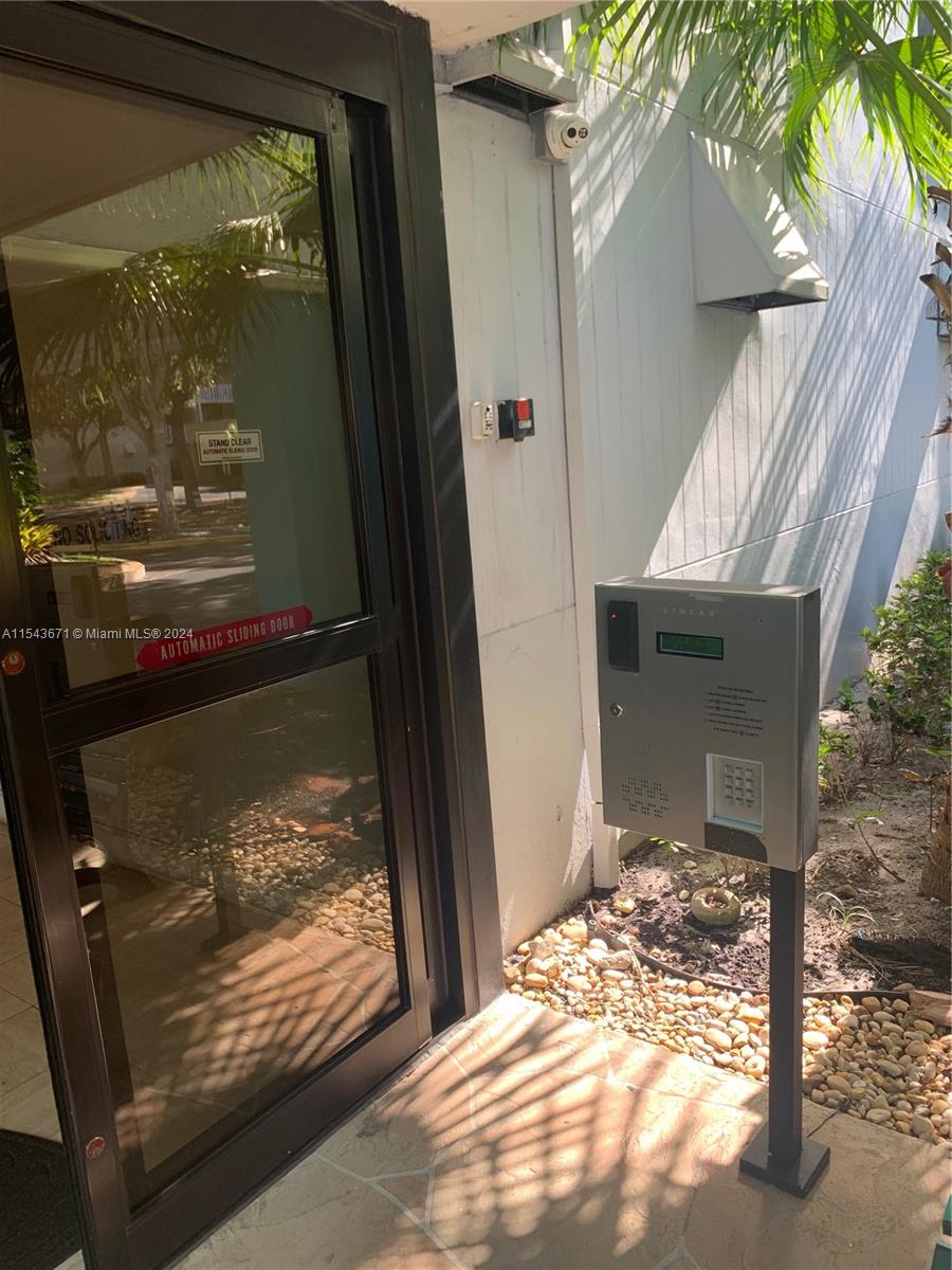 919 Hillcrest Dr 210, Hollywood, Florida 33021, 2 Bedrooms Bedrooms, ,2 BathroomsBathrooms,Residentiallease,For Rent,919 Hillcrest Dr 210,A11543671