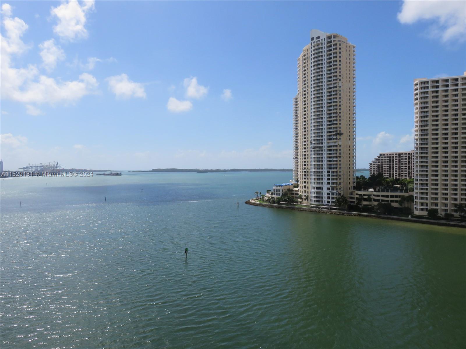 Beautiful 2 bedrooms 2 baths split plan condo with direct views of Biscayne Bay, Miami River, and Brickell Skyline.
Italian wood kitchen cabinets, granite counter-tops, stainless steel appliances, and marble bath counter-tops.
Building amenities incl: 2 swimming pools, Jacuzzi, 2 Party Rooms, 2 Fitness Centers, Conf. Rm., Convenience
Store, and 24 hours security, valet, and concierge. Centrally located within walking distance to Arena, Performance
Center, Museums, and Brickell Village, and minutes to SoBe.