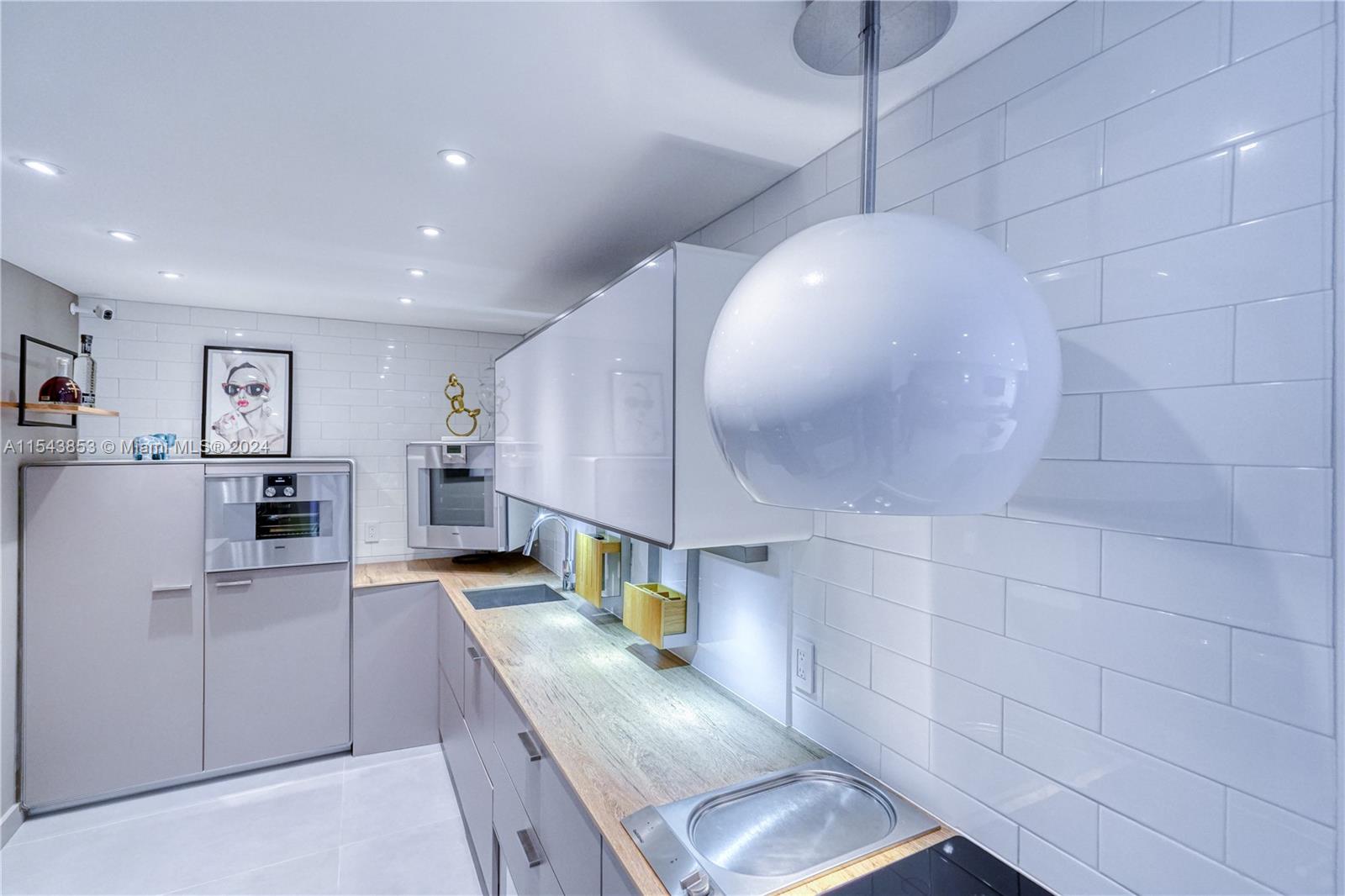 6969 Collins Ave 803, Miami Beach, Florida 33141, 1 Bedroom Bedrooms, ,1 BathroomBathrooms,Residential,For Sale,6969 Collins Ave 803,A11543853
