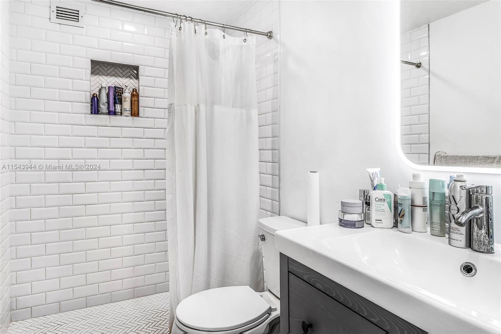 1720 Harrison St 9G, Hollywood, Florida 33020, ,1 BathroomBathrooms,Residential,For Sale,1720 Harrison St 9G,A11543944