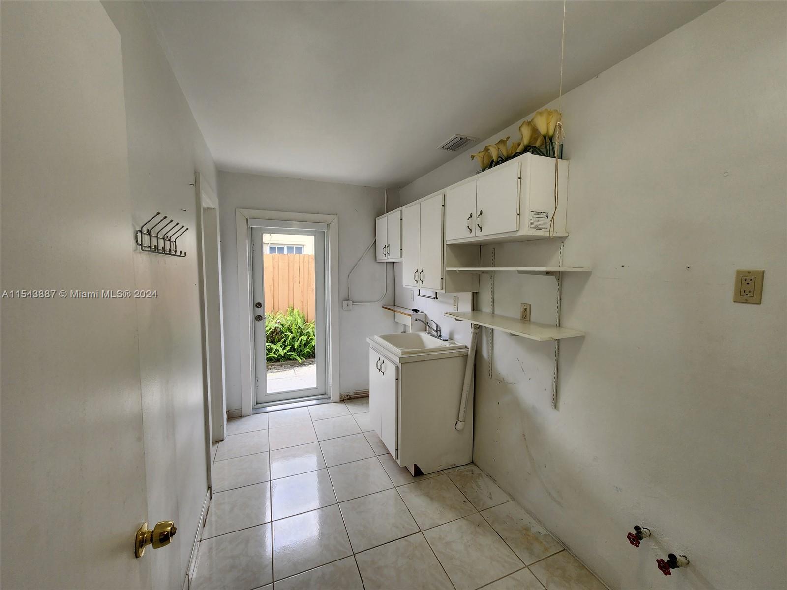 4233 Jackson St, Hollywood, Florida 33021, 3 Bedrooms Bedrooms, ,2 BathroomsBathrooms,Residentiallease,For Rent,4233 Jackson St,A11543887