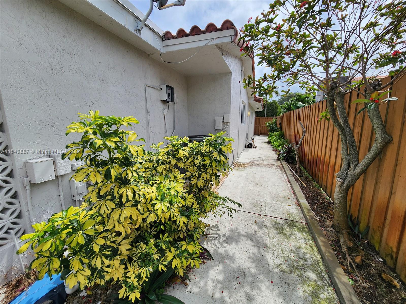 4233 Jackson St, Hollywood, Florida 33021, 3 Bedrooms Bedrooms, ,2 BathroomsBathrooms,Residentiallease,For Rent,4233 Jackson St,A11543887