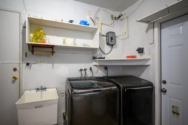 3354 Liberty St, Hollywood, Florida 33021, 3 Bedrooms Bedrooms, ,2 BathroomsBathrooms,Residentiallease,For Rent,3354 Liberty St,A11543976