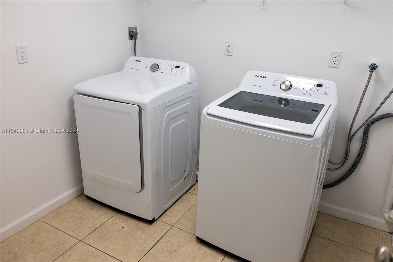 3326 Farragut St 6F, Hollywood, Florida 33021, 4 Bedrooms Bedrooms, ,2 BathroomsBathrooms,Residentiallease,For Rent,3326 Farragut St 6F,A11543961