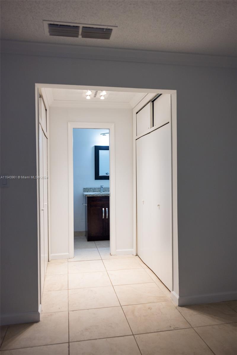 3326 Farragut St 6F, Hollywood, Florida 33021, 4 Bedrooms Bedrooms, ,2 BathroomsBathrooms,Residentiallease,For Rent,3326 Farragut St 6F,A11543961