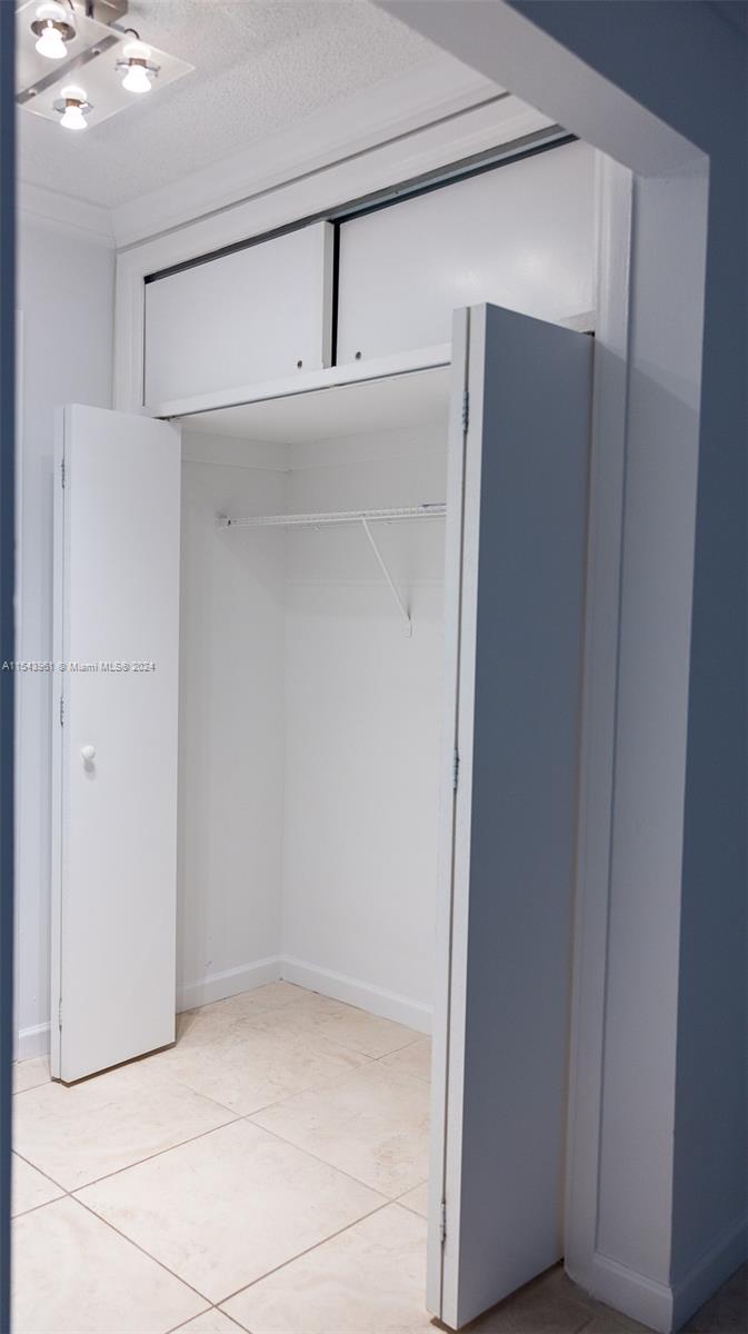 3326 Farragut St 6F, Hollywood, Florida 33021, 4 Bedrooms Bedrooms, ,2 BathroomsBathrooms,Residentiallease,For Rent,3326 Farragut St 6F,A11543961