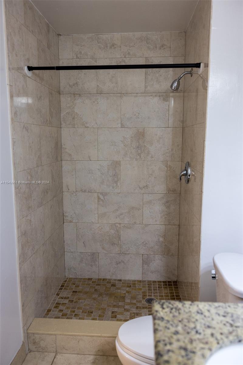 3326 Farragut St 6F, Hollywood, Florida 33021, 4 Bedrooms Bedrooms, ,2 BathroomsBathrooms,Residentiallease,For Rent,3326 Farragut St 6F,A11543961