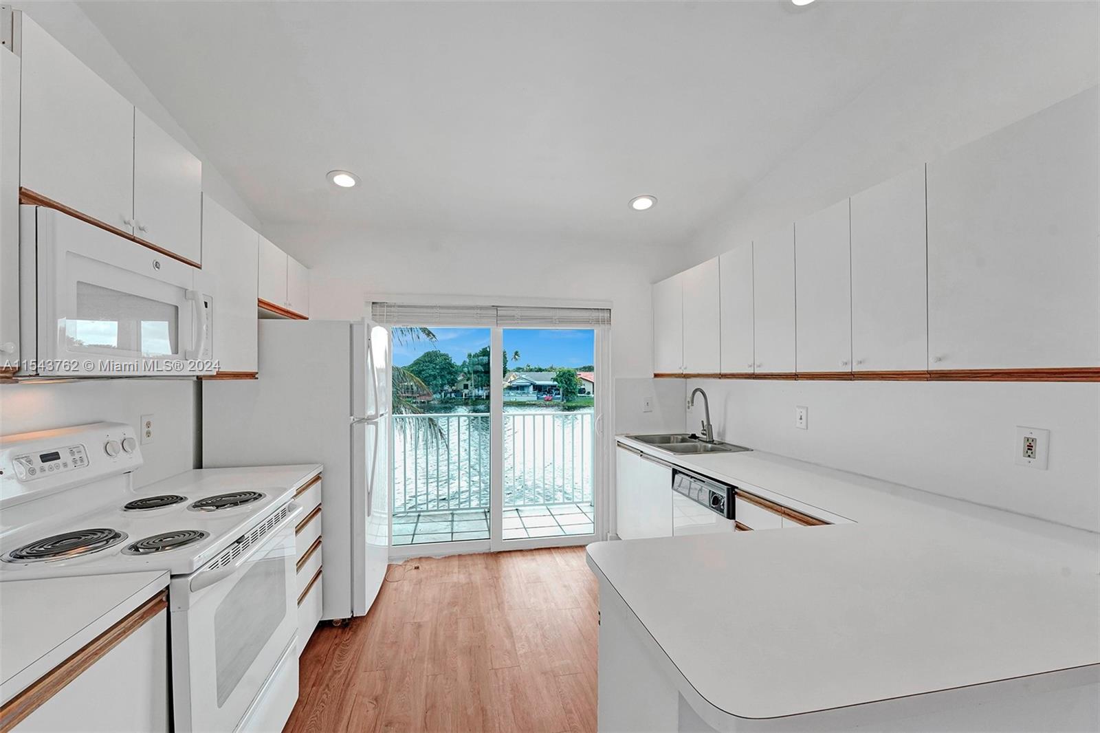 6980 NW 173rd Dr 608, Hialeah, Florida 33015, 2 Bedrooms Bedrooms, ,2 BathroomsBathrooms,Residentiallease,For Rent,6980 NW 173rd Dr 608,A11543762