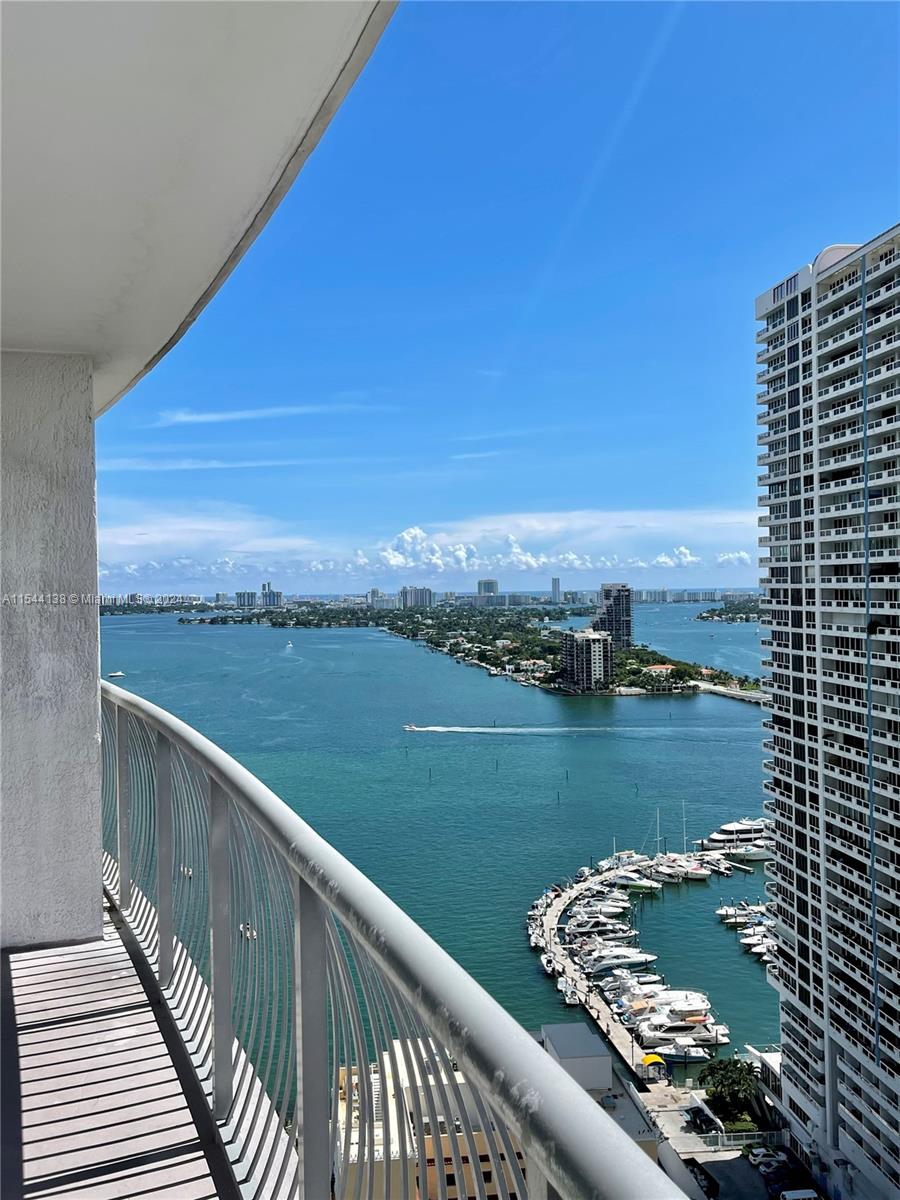 Nice and spacious 1 Bed 1 Bath fully furnished with beautiful views of Biscayne Beach and Miami Skyline. Europeankitchen with stainless steel appliances. Full service building with plenty of amenities. Great location in Edgewater, just steps from parks, shops, entertainment, museums and more.