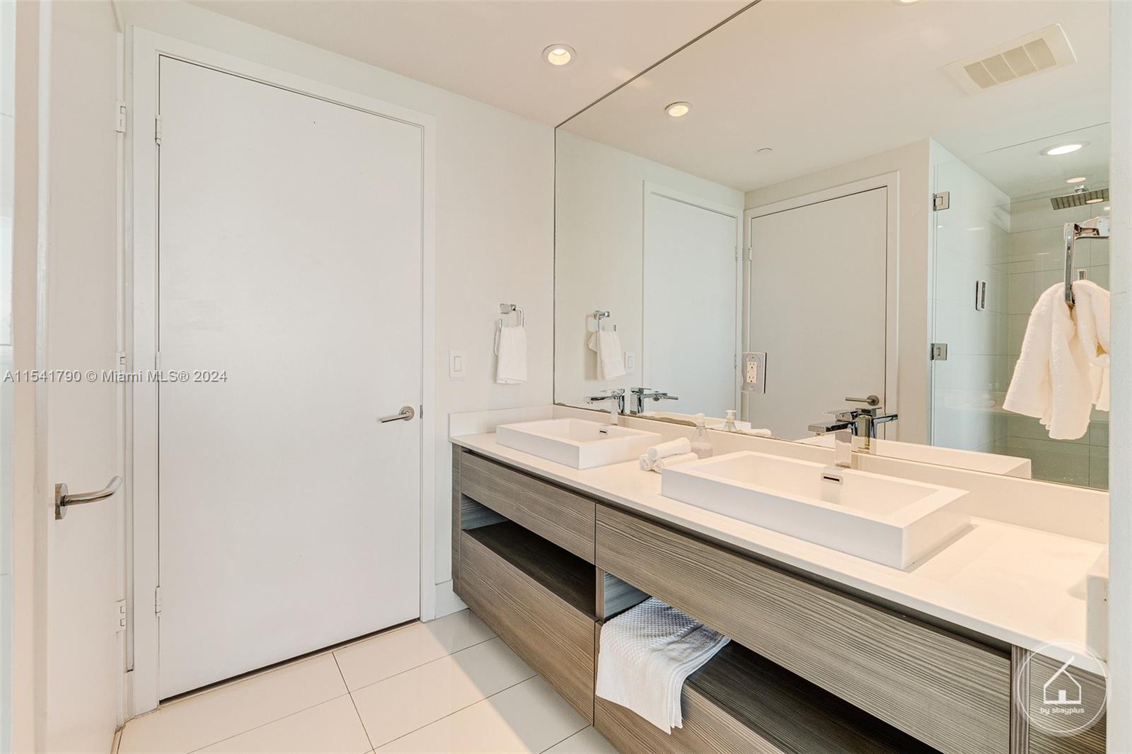 460 NE 28th st 1707, Miami, Florida 33137, 2 Bedrooms Bedrooms, ,2 BathroomsBathrooms,Residentiallease,For Rent,460 NE 28th st 1707,A11541790