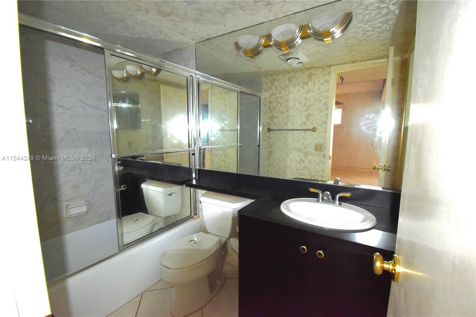 9200 N Hollybrook Lake Dr 208, Pembroke Pines, Florida 33025, 2 Bedrooms Bedrooms, ,2 BathroomsBathrooms,Residential,For Sale,9200 N Hollybrook Lake Dr 208,A11544249