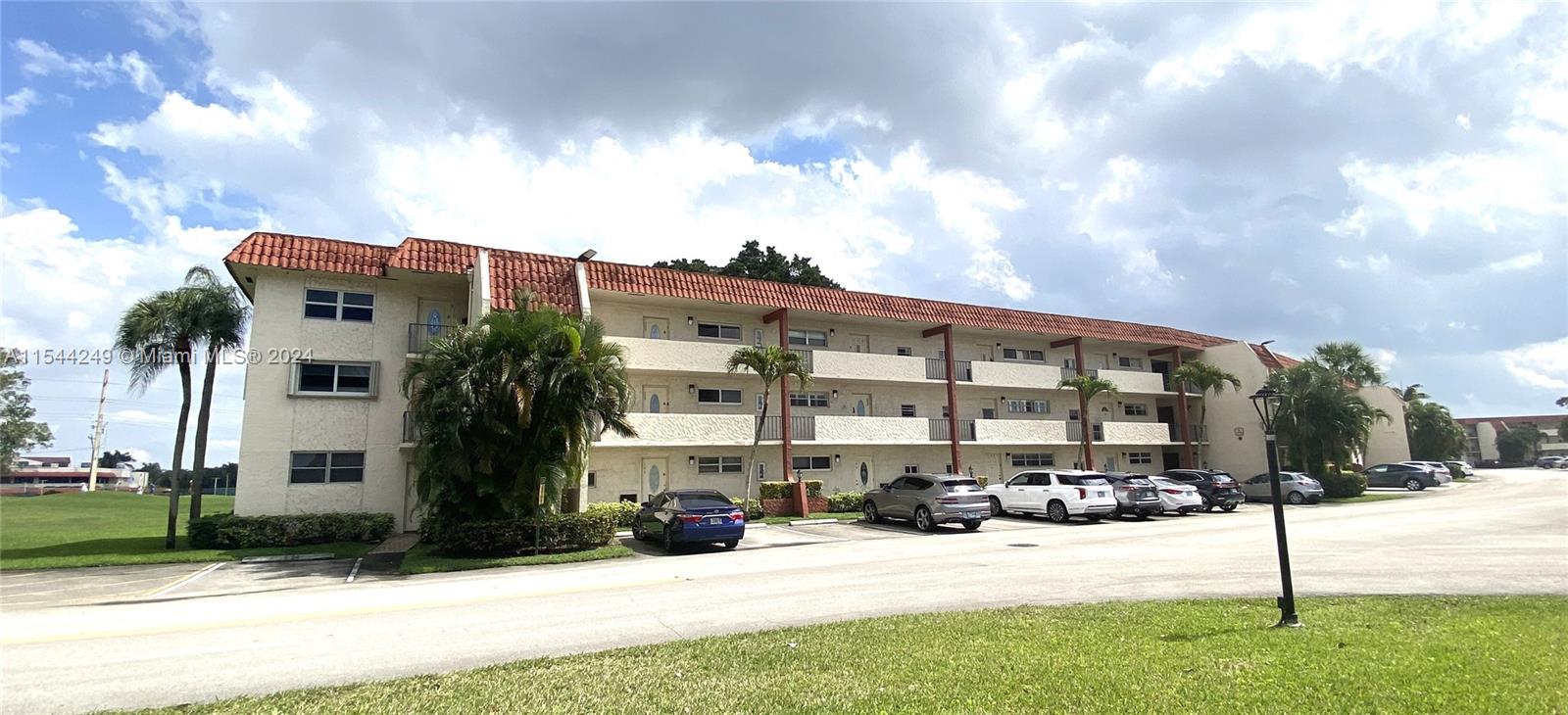 9200 N Hollybrook Lake Dr 208, Pembroke Pines, Florida 33025, 2 Bedrooms Bedrooms, ,2 BathroomsBathrooms,Residential,For Sale,9200 N Hollybrook Lake Dr 208,A11544249