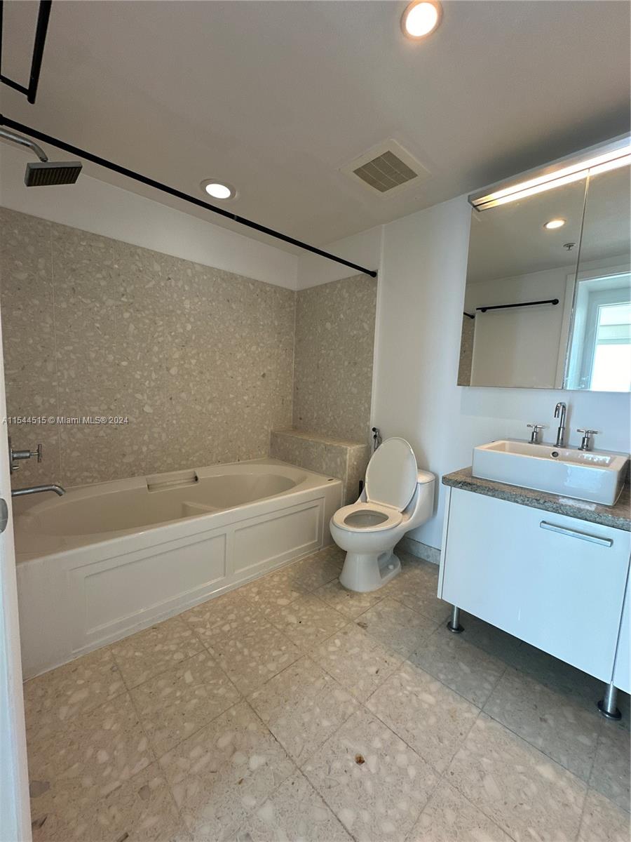 185 SW 7th St 4110, Miami, Florida 33130, 1 Bedroom Bedrooms, ,1 BathroomBathrooms,Residentiallease,For Rent,185 SW 7th St 4110,A11544515