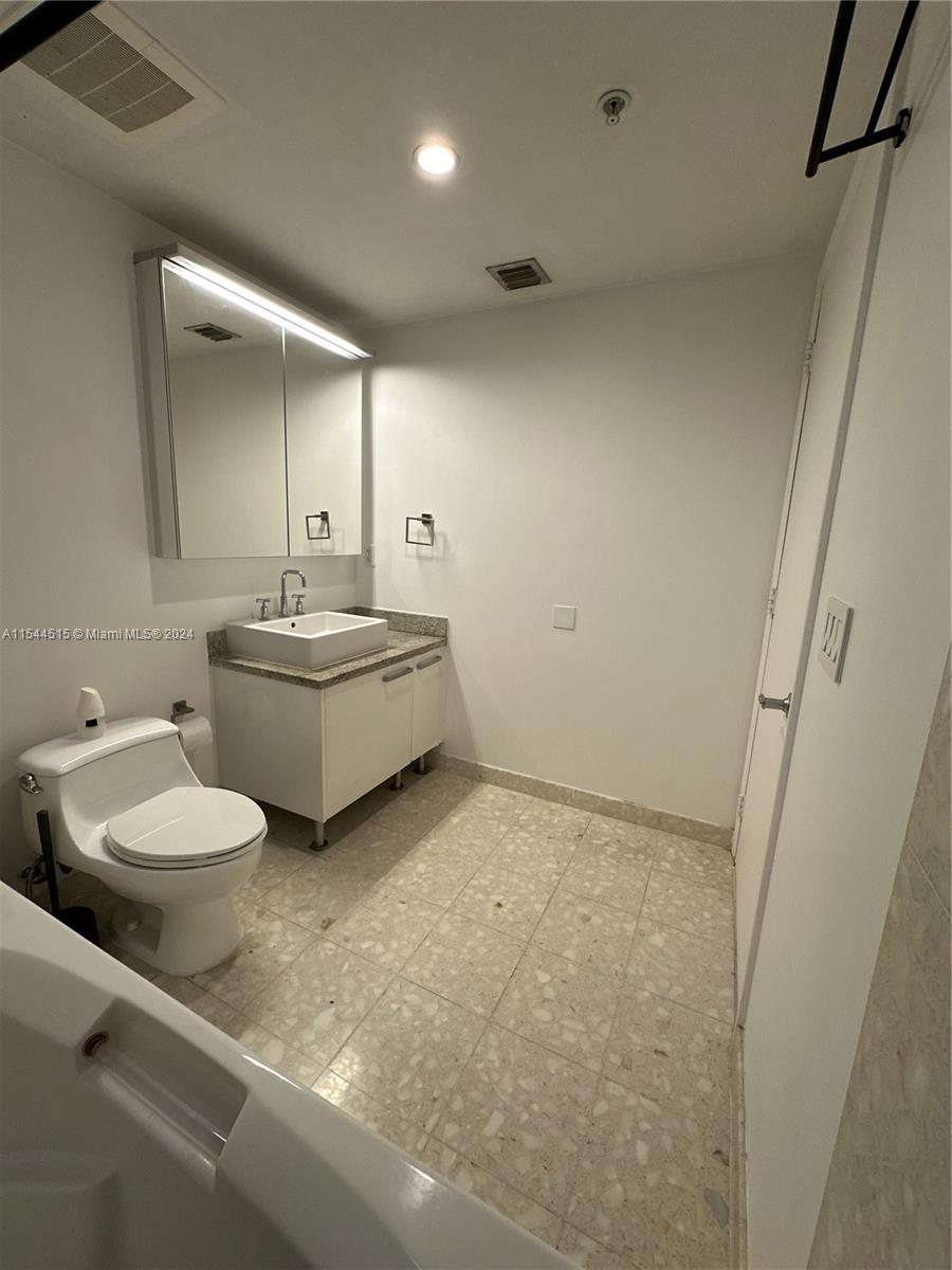 185 SW 7th St 4110, Miami, Florida 33130, 1 Bedroom Bedrooms, ,1 BathroomBathrooms,Residentiallease,For Rent,185 SW 7th St 4110,A11544515