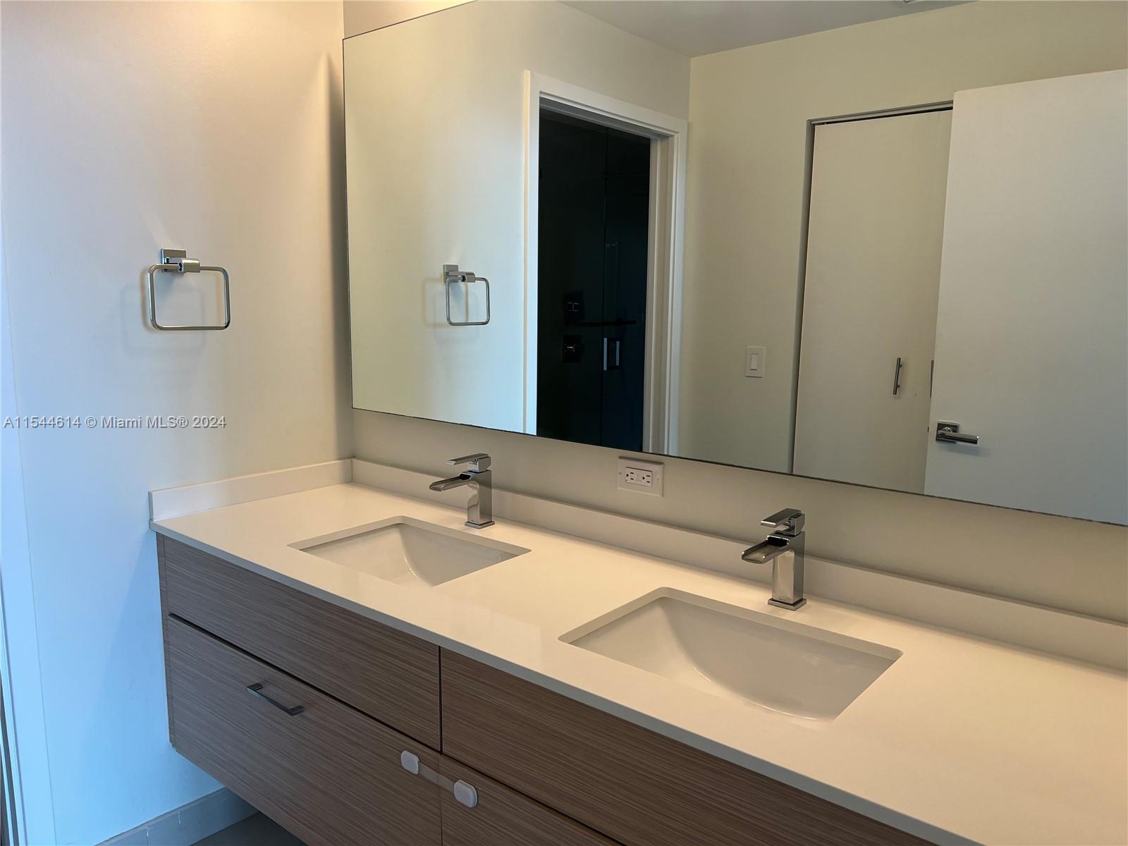 600 NE 27th St 704, Miami, Florida 33137, 3 Bedrooms Bedrooms, ,3 BathroomsBathrooms,Residentiallease,For Rent,600 NE 27th St 704,A11544614