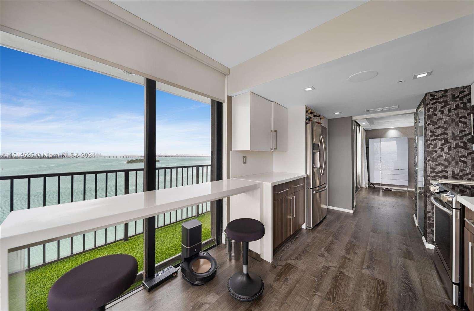 801 N Venetian Dr 1107, Miami, Florida 33139, 2 Bedrooms Bedrooms, ,2 BathroomsBathrooms,Residentiallease,For Rent,801 N Venetian Dr 1107,A11544625