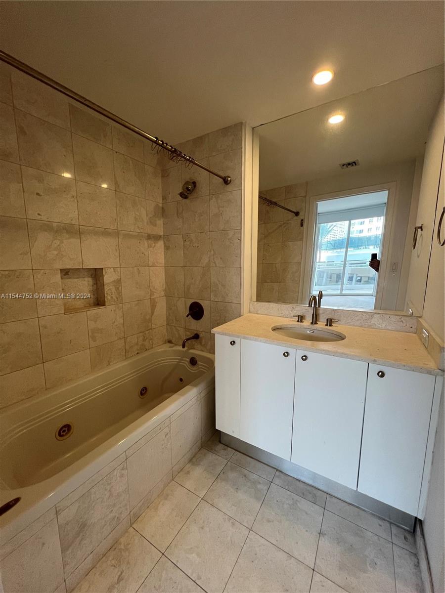 901 Brickell Key Blvd 601, Miami, Florida 33131, 1 Bedroom Bedrooms, ,1 BathroomBathrooms,Residentiallease,For Rent,901 Brickell Key Blvd 601,A11544752
