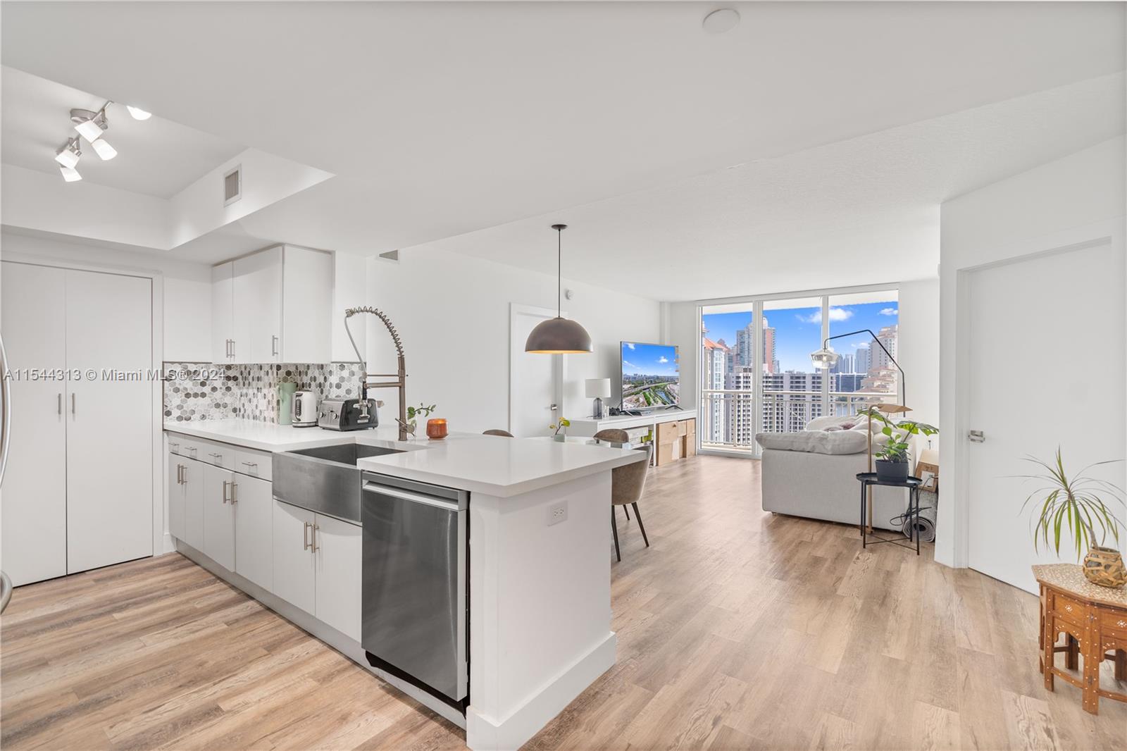 19501 W Country Club Dr 2007, Aventura, Florida 33180, 2 Bedrooms Bedrooms, ,2 BathroomsBathrooms,Residentiallease,For Rent,19501 W Country Club Dr 2007,A11544313