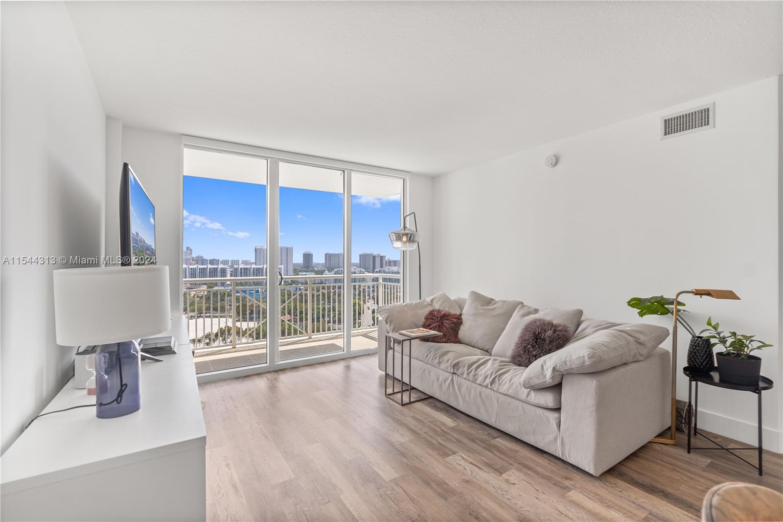 19501 W Country Club Dr 2007, Aventura, Florida 33180, 2 Bedrooms Bedrooms, ,2 BathroomsBathrooms,Residentiallease,For Rent,19501 W Country Club Dr 2007,A11544313