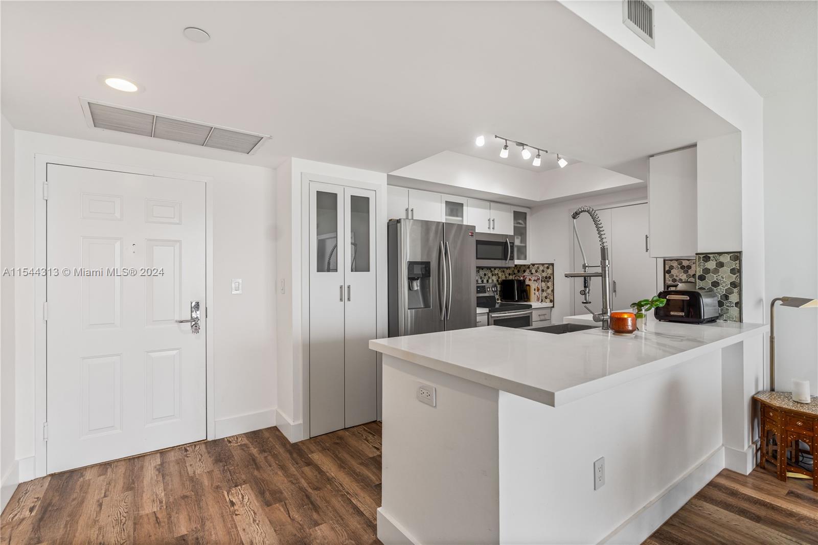 19501 W Country Club Dr 2007, Aventura, Florida 33180, 2 Bedrooms Bedrooms, ,2 BathroomsBathrooms,Residentiallease,For Rent,19501 W Country Club Dr 2007,A11544313