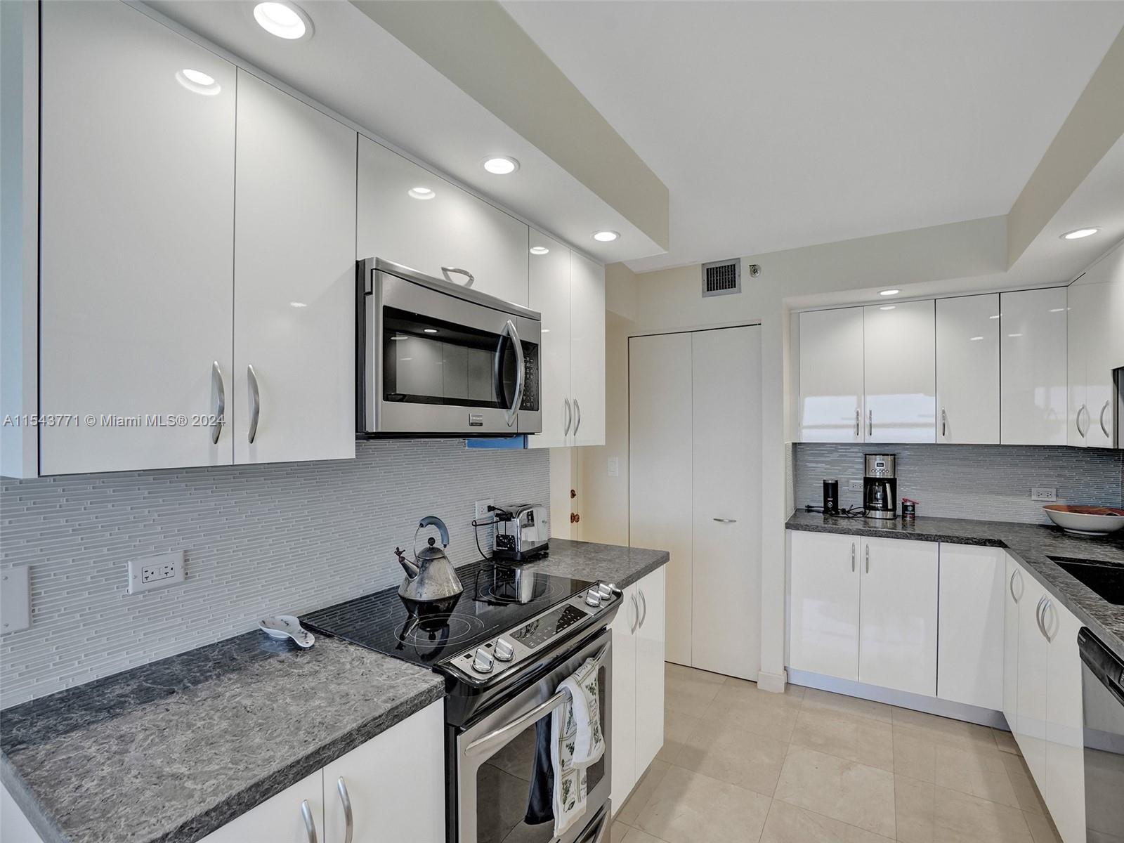 1201 S Ocean Dr 2502N, Hollywood, Florida 33019, 3 Bedrooms Bedrooms, ,2 BathroomsBathrooms,Residential,For Sale,1201 S Ocean Dr 2502N,A11543771