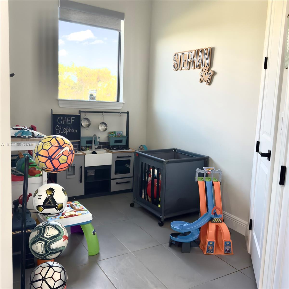 area next to dining & kitchen