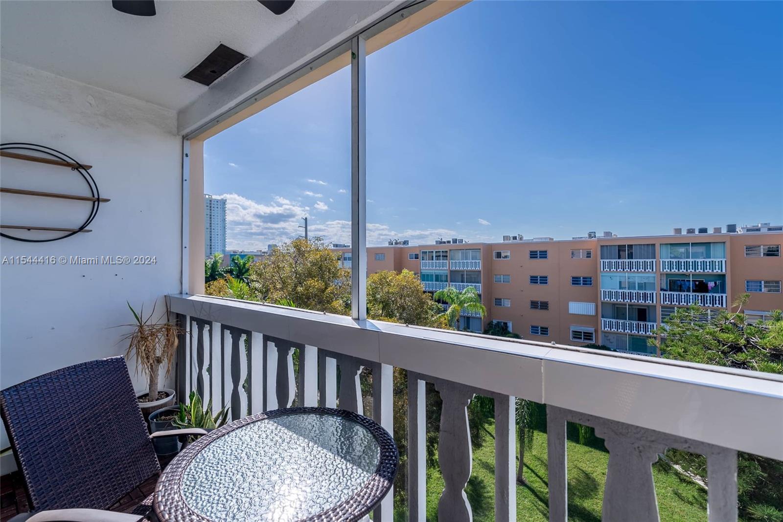 233 NE 14th Ave 505, Hallandale Beach, Florida 33009, 1 Bedroom Bedrooms, ,1 BathroomBathrooms,Residential,For Sale,233 NE 14th Ave 505,A11544416