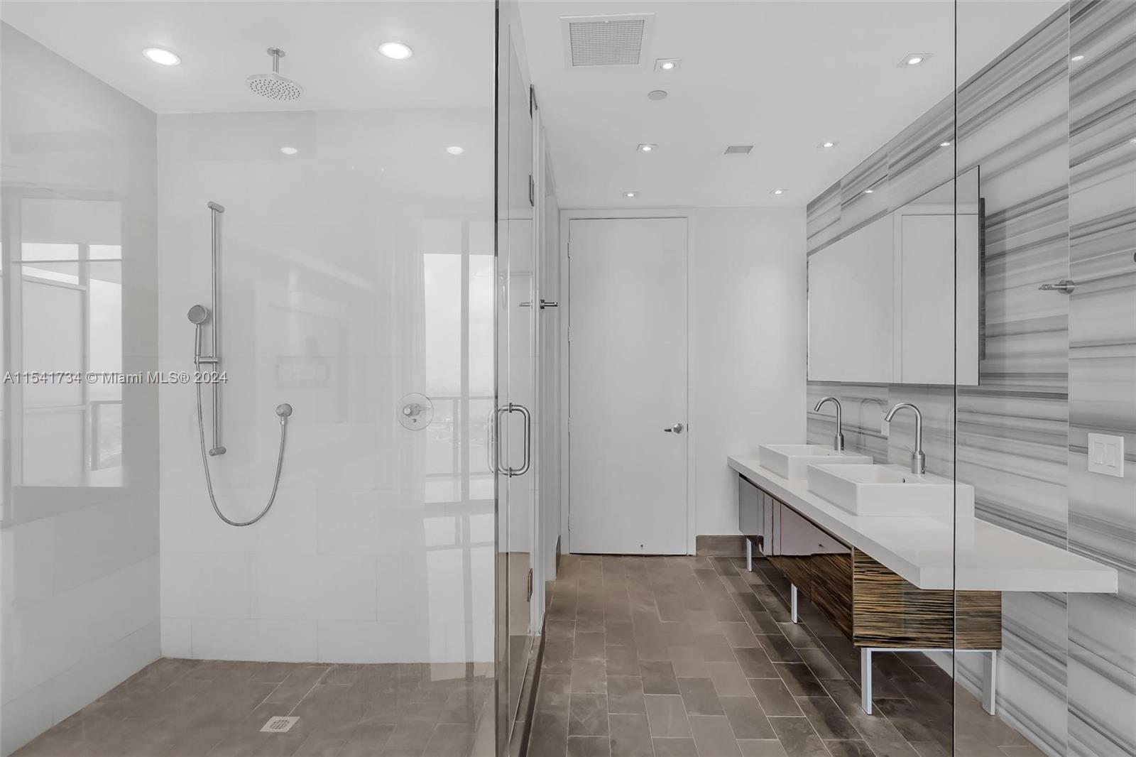 1100 Biscayne Blvd 4404, Miami, Florida 33132, 2 Bedrooms Bedrooms, ,2 BathroomsBathrooms,Residentiallease,For Rent,1100 Biscayne Blvd 4404,A11541734