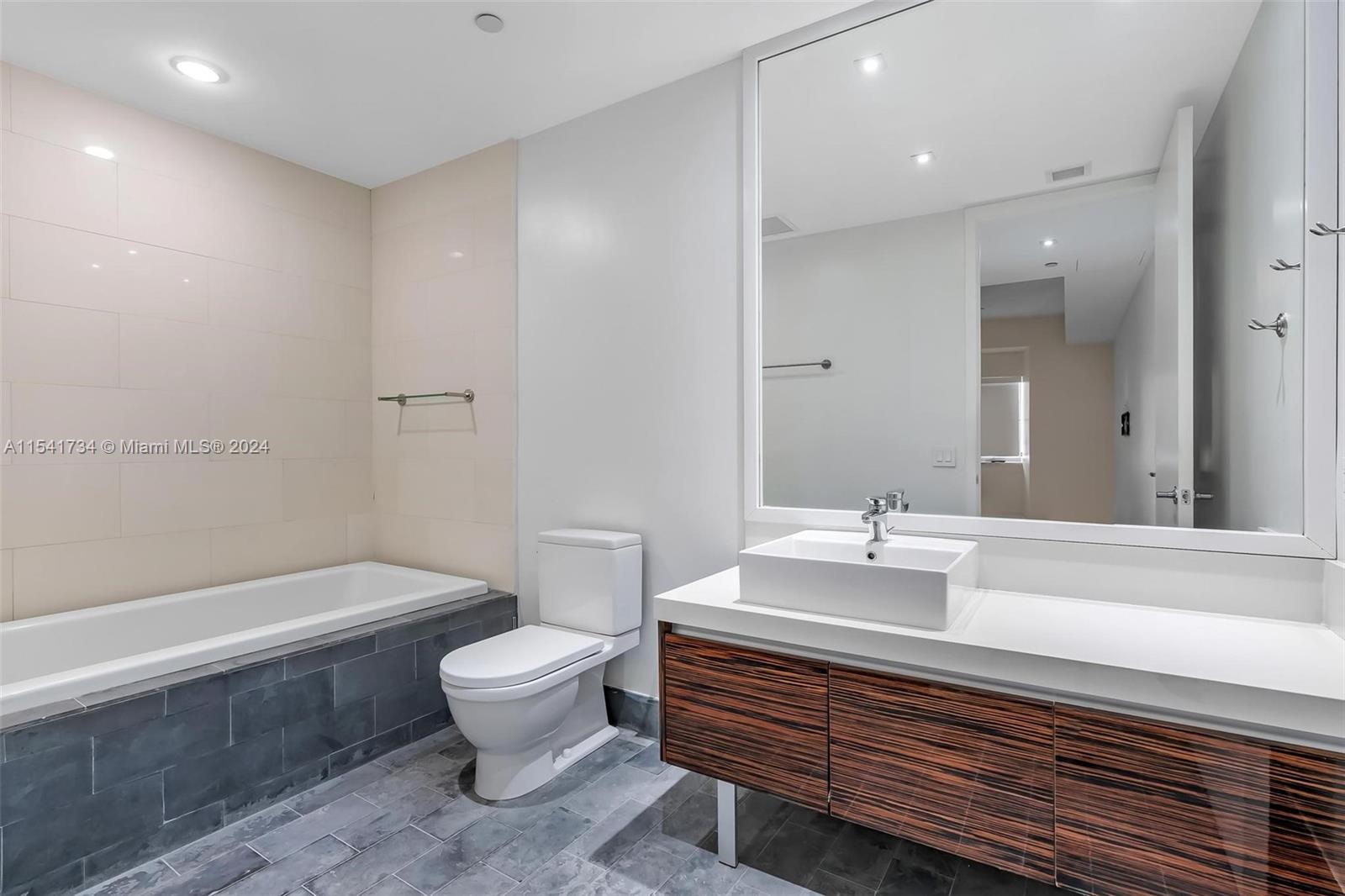 1100 Biscayne Blvd 4404, Miami, Florida 33132, 2 Bedrooms Bedrooms, ,2 BathroomsBathrooms,Residentiallease,For Rent,1100 Biscayne Blvd 4404,A11541734