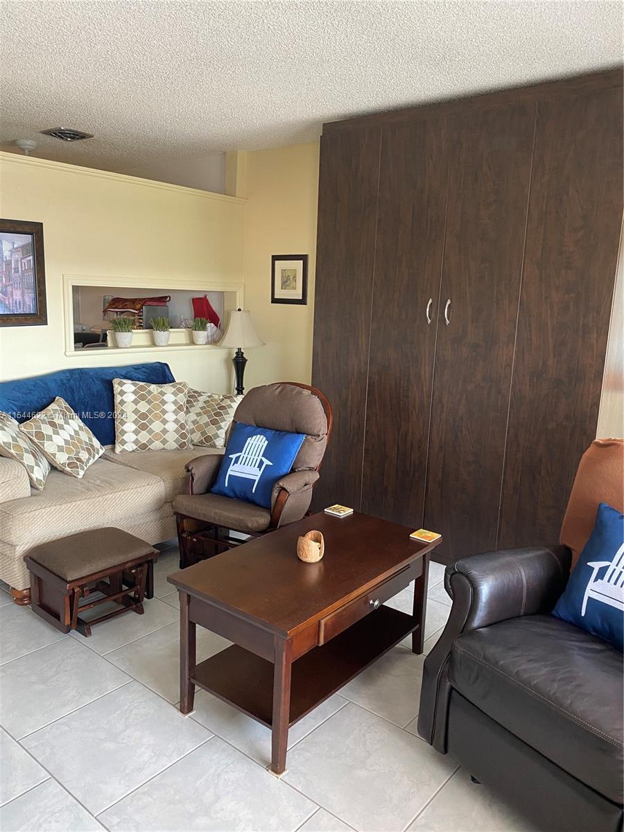 925 SW 11th Ave 17J, Hallandale Beach, Florida 33009, 1 Bedroom Bedrooms, ,1 BathroomBathrooms,Residential,For Sale,925 SW 11th Ave 17J,A11544622