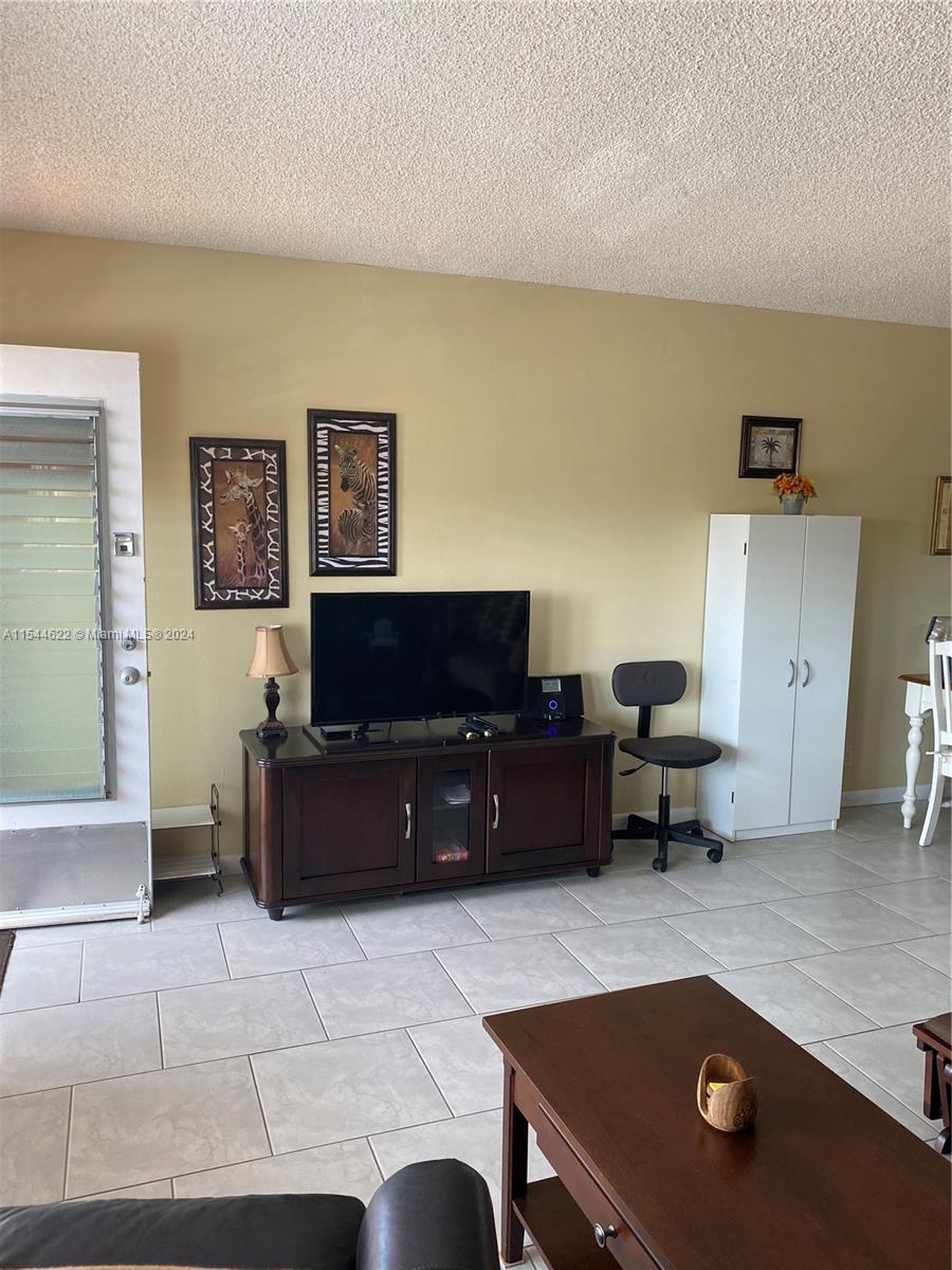 925 SW 11th Ave 17J, Hallandale Beach, Florida 33009, 1 Bedroom Bedrooms, ,1 BathroomBathrooms,Residential,For Sale,925 SW 11th Ave 17J,A11544622