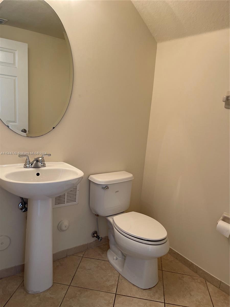 1/2 Bathroom