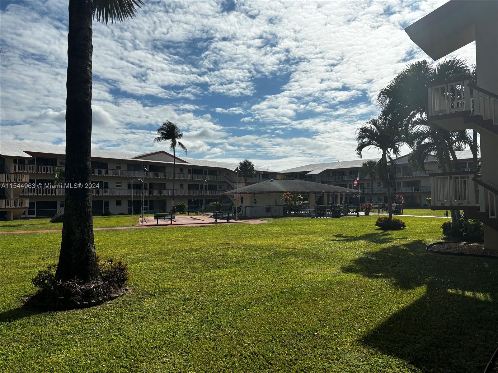 5300 Washington St N315, Hollywood, Florida 33021, 2 Bedrooms Bedrooms, ,1 BathroomBathrooms,Residential,For Sale,5300 Washington St N315,A11544963