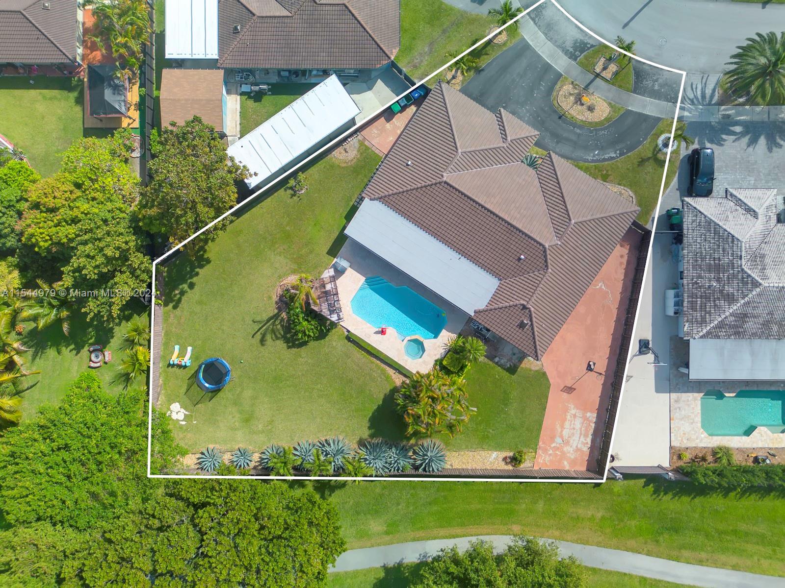 15559 SW 69th Ter, Miami, Florida 33193, 4 Bedrooms Bedrooms, ,2 BathroomsBathrooms,Residential,For Sale,15559 SW 69th Ter,A11544979