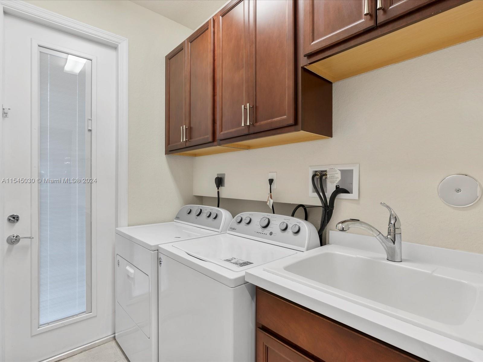 1240 Eucalyptus Dr 5, Hollywood, Florida 33021, 3 Bedrooms Bedrooms, ,2 BathroomsBathrooms,Residential,For Sale,1240 Eucalyptus Dr 5,A11545030