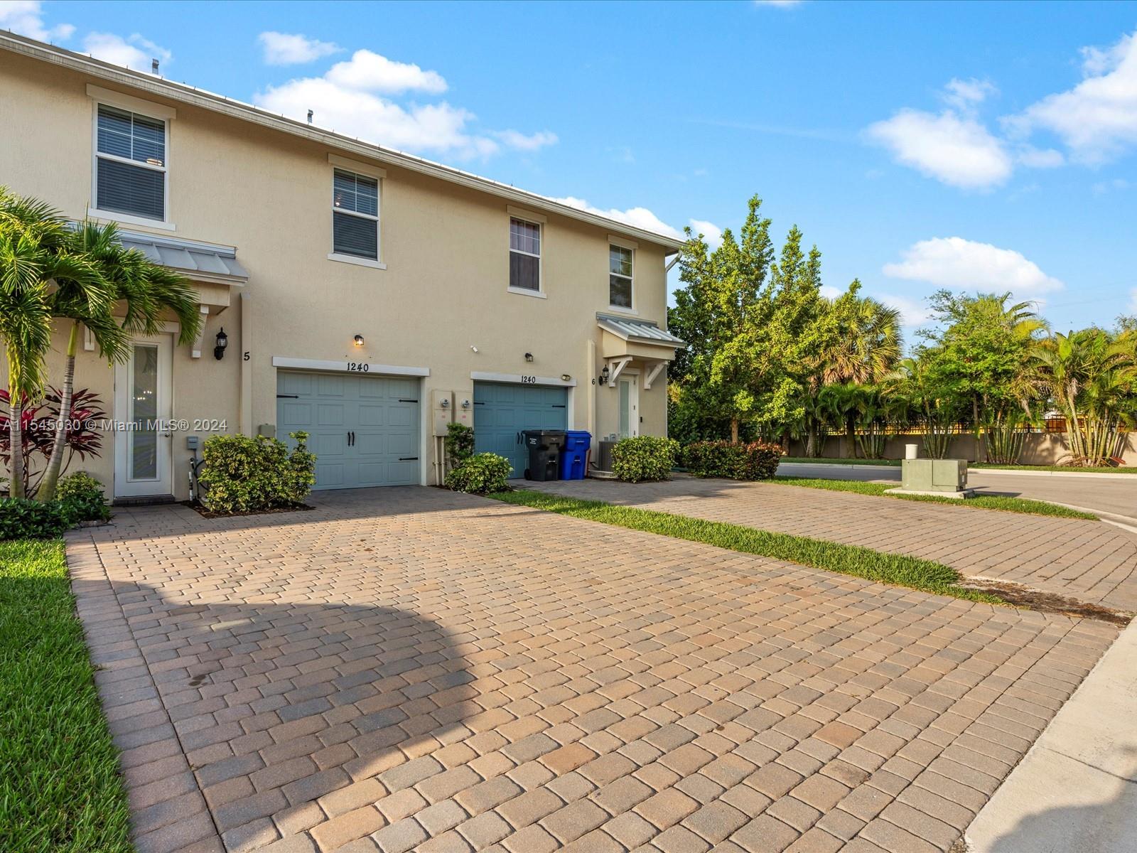 1240 Eucalyptus Dr 5, Hollywood, Florida 33021, 3 Bedrooms Bedrooms, ,2 BathroomsBathrooms,Residential,For Sale,1240 Eucalyptus Dr 5,A11545030