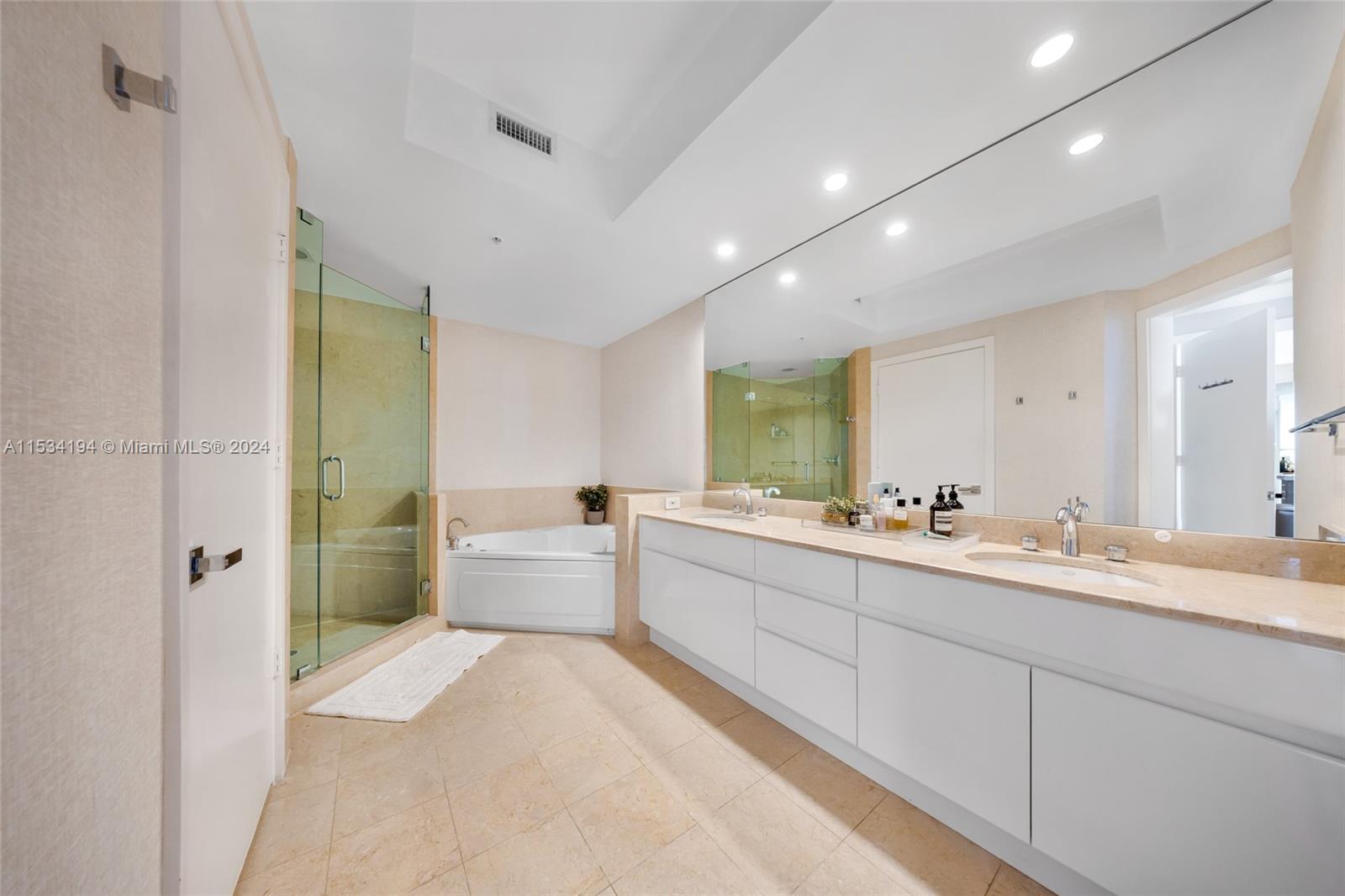 848 Brickell Key Dr 3305, Miami, Florida 33131, 2 Bedrooms Bedrooms, ,2 BathroomsBathrooms,Residential,For Sale,848 Brickell Key Dr 3305,A11534194