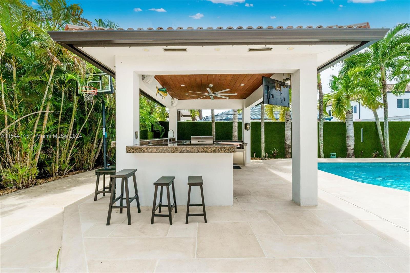 Built in grill and bar