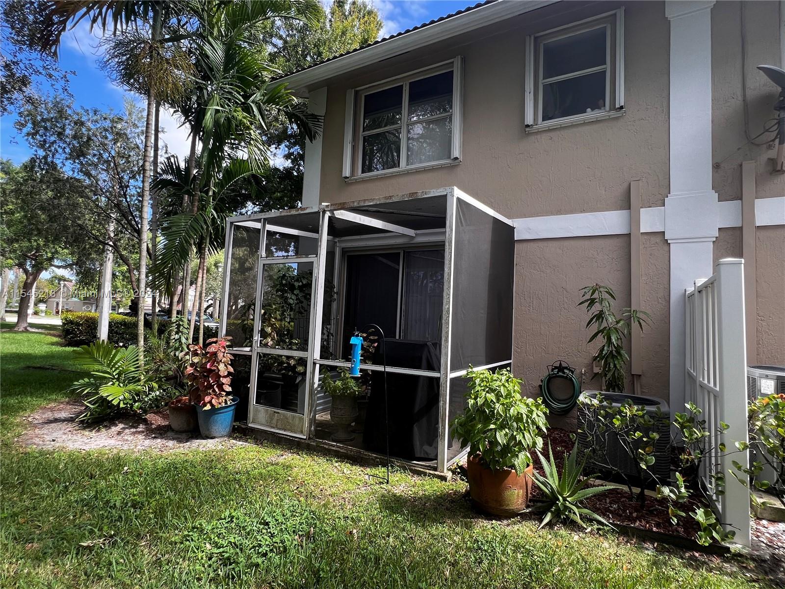 Enclosed screen patio on end unit