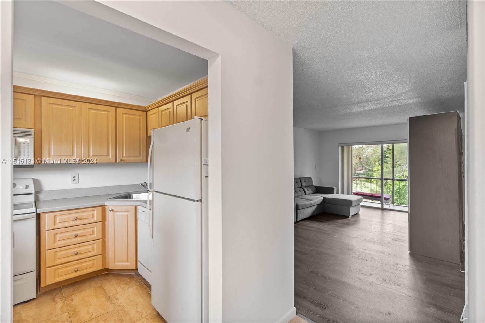 8400 Lagos De Campo Blvd 312, Tamarac, Florida 33321, 1 Bedroom Bedrooms, ,1 BathroomBathrooms,Residential,For Sale,8400 Lagos De Campo Blvd 312,A11545134