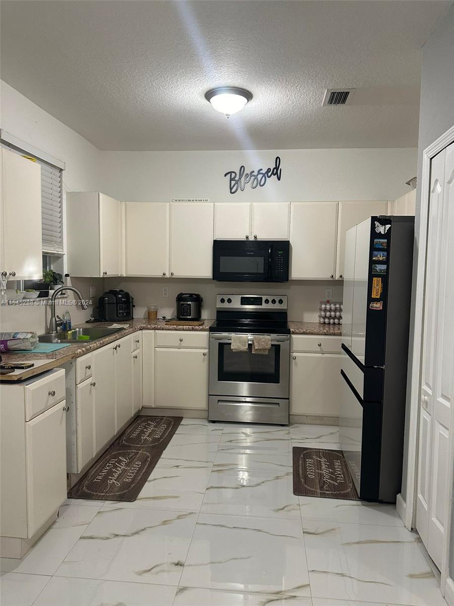 1081 SE 23rd Ave, Homestead, Florida 33035, 3 Bedrooms Bedrooms, ,2 BathroomsBathrooms,Residential,For Sale,1081 SE 23rd Ave,A11545288