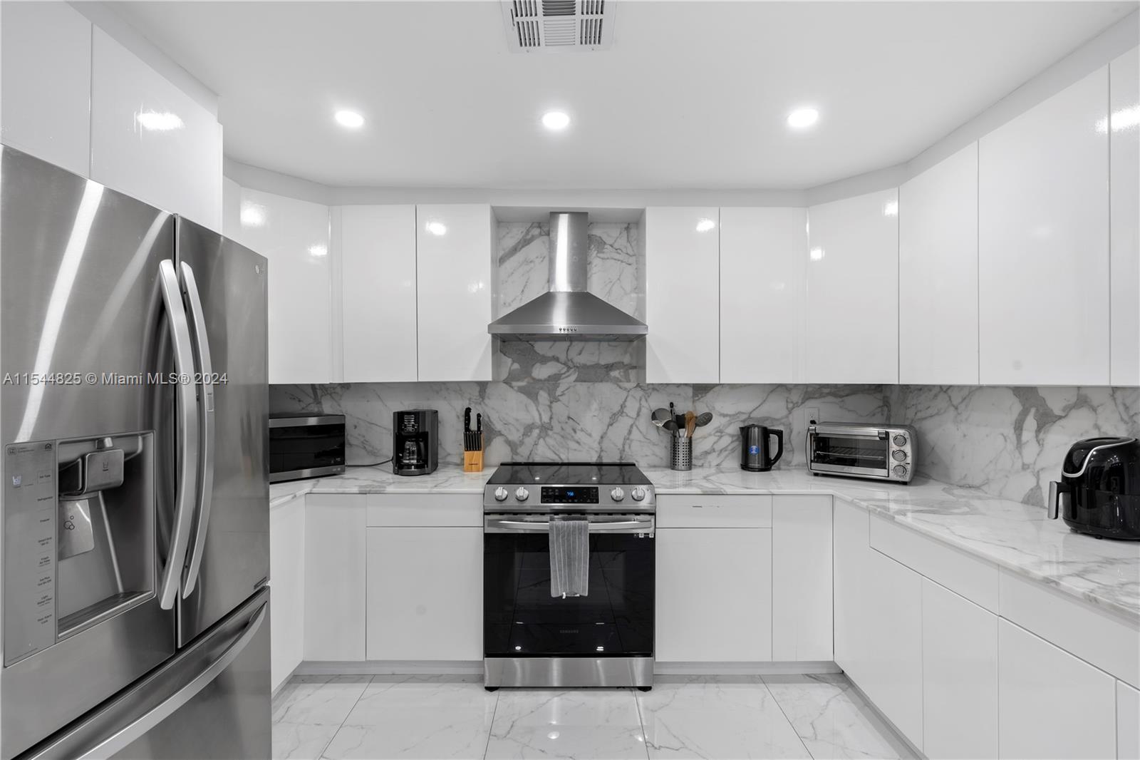 1247 Jackson St, Hollywood, Florida 33019, 4 Bedrooms Bedrooms, ,4 BathroomsBathrooms,Residential,For Sale,1247 Jackson St,A11544825