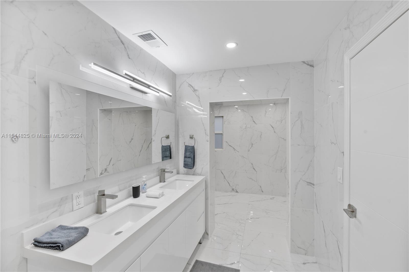 1247 Jackson St, Hollywood, Florida 33019, 4 Bedrooms Bedrooms, ,4 BathroomsBathrooms,Residential,For Sale,1247 Jackson St,A11544825