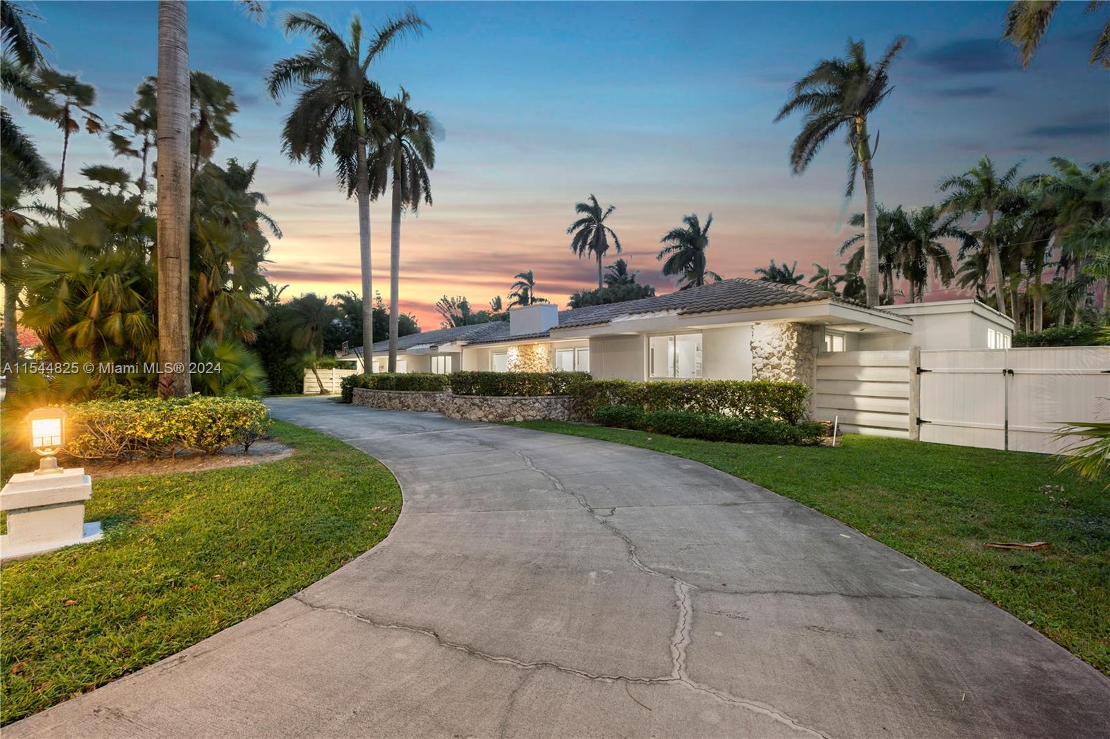 1247 Jackson St, Hollywood, Florida 33019, 4 Bedrooms Bedrooms, ,4 BathroomsBathrooms,Residential,For Sale,1247 Jackson St,A11544825